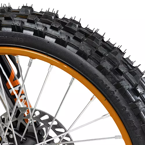 Vergrößertes Profil des Reifens des Jugend-Crossbikes JC125
