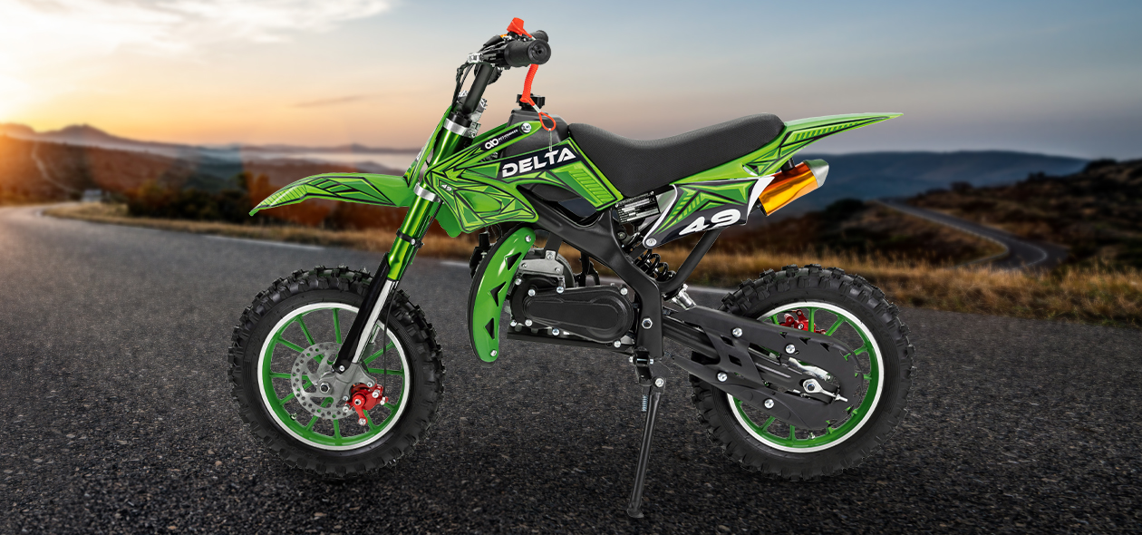 Actionbikes Mini-Crossbike Delta Grünes Mini-Crossbike Delta, abgestellt auf Straße im Sonnenuntergang