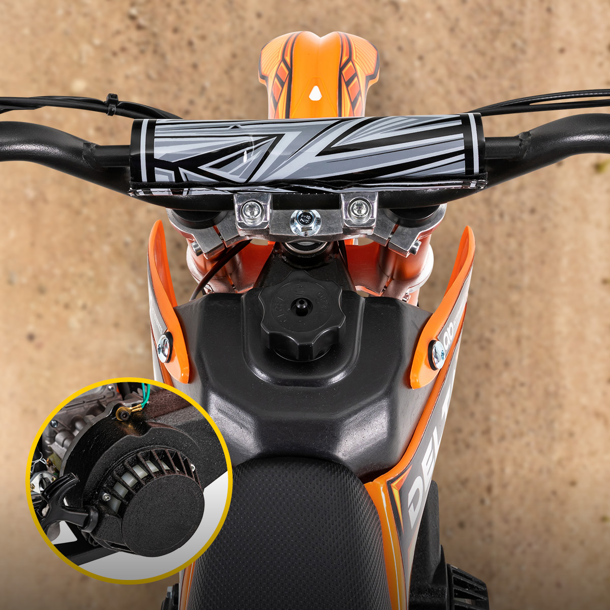 2-Takt-Motor für Geschwindigkeiten bis zu 40 km/h Lenker des Mini-Crossbikes von oben, vergrößerter Benzinmotor