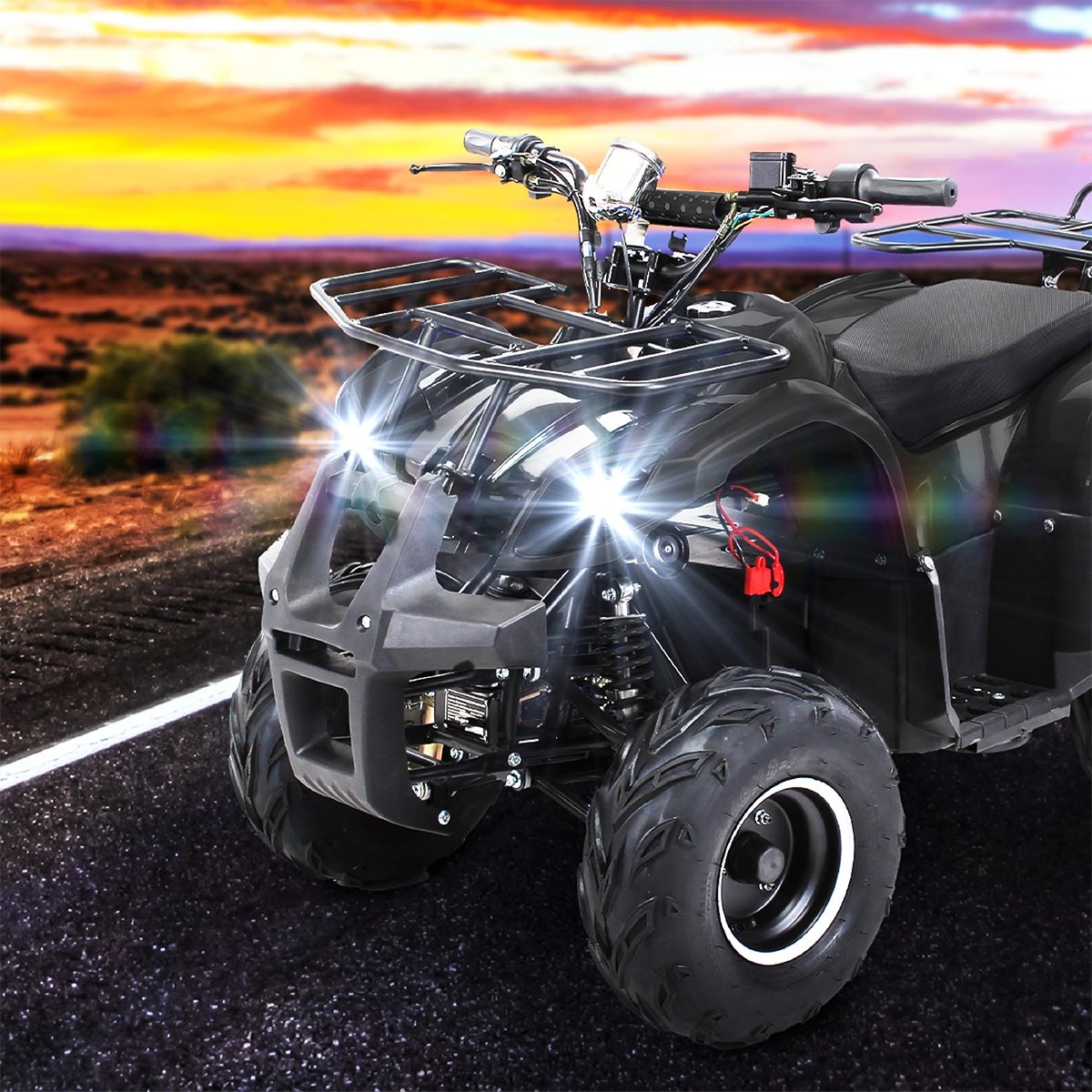 Helle Scheinwerfer Kinderquad in der Abenddämmerung mit hell leuchtenden Scheinwerfern