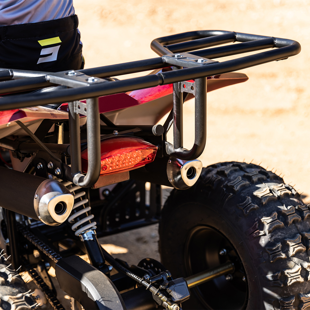 Breiter, schwarzer Gepäckträger und roter Rückstrahler des Benzin-Jugend-Quads S-10