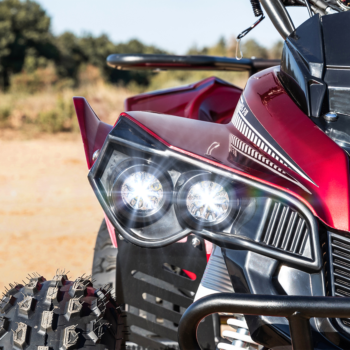 Die beiden rechten leuchtenden Scheinwerfer des Benzin-Jugend-Quads S-10