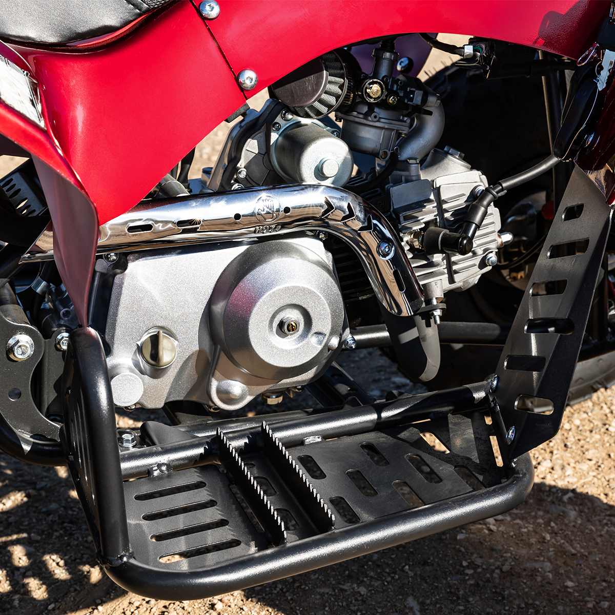 Vergrößerter, silberner Benzinmotor des Benzin-Jugend-Quads S-10