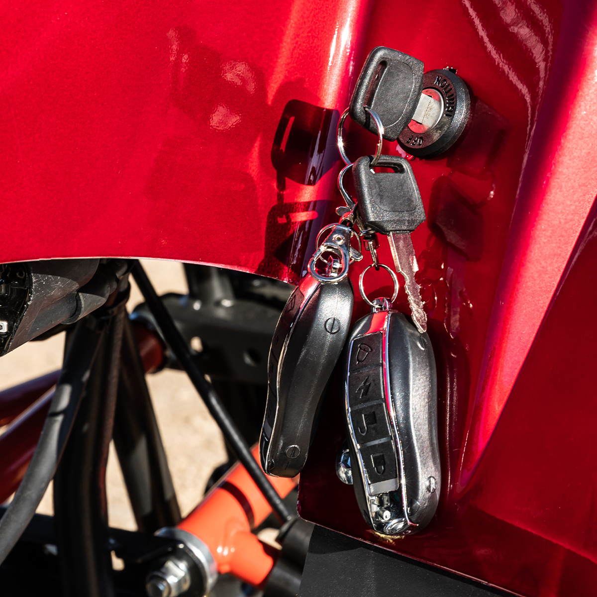 Eingesteckter Schlüssel mit Schlüsselbund im Zündschloss des Benzin-Jugend-Quads