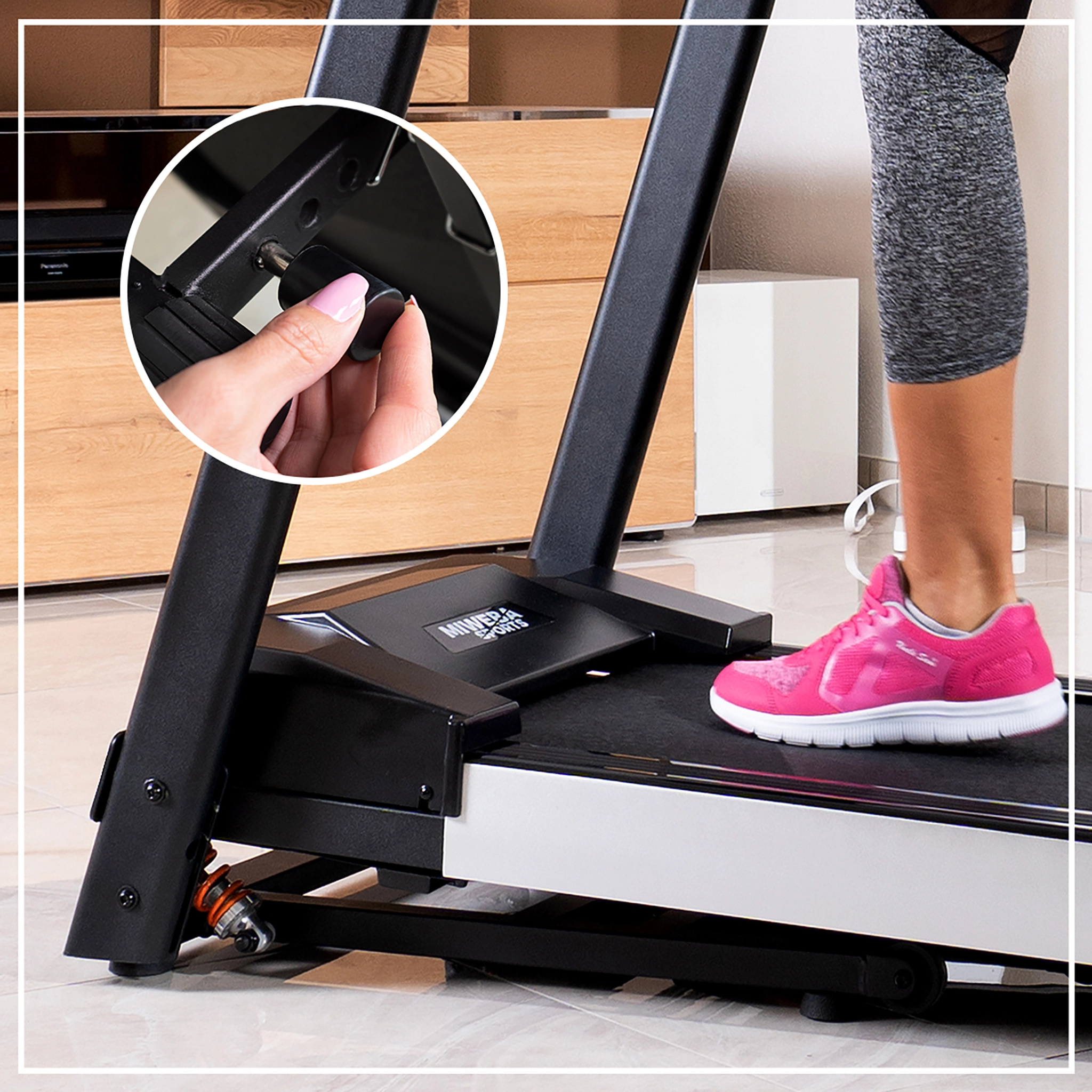 Der Fu&szlig; einer Frau mit pinkem Sneaker steht auf der Trittfl&auml;che des Fitnessger&auml;ts