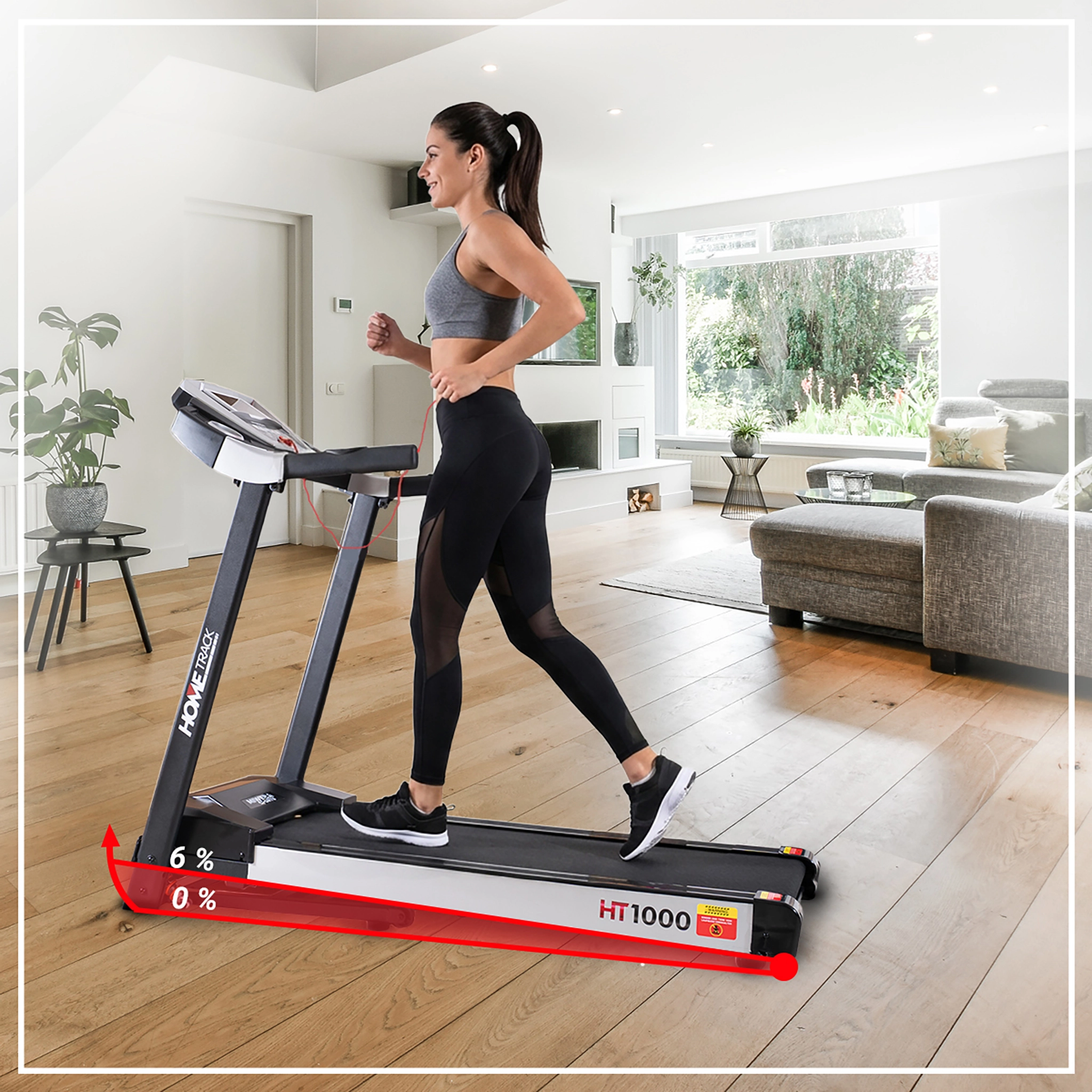 Frau trainiert auf dem Laufband im Wohnzimmer vor dem Fernseher