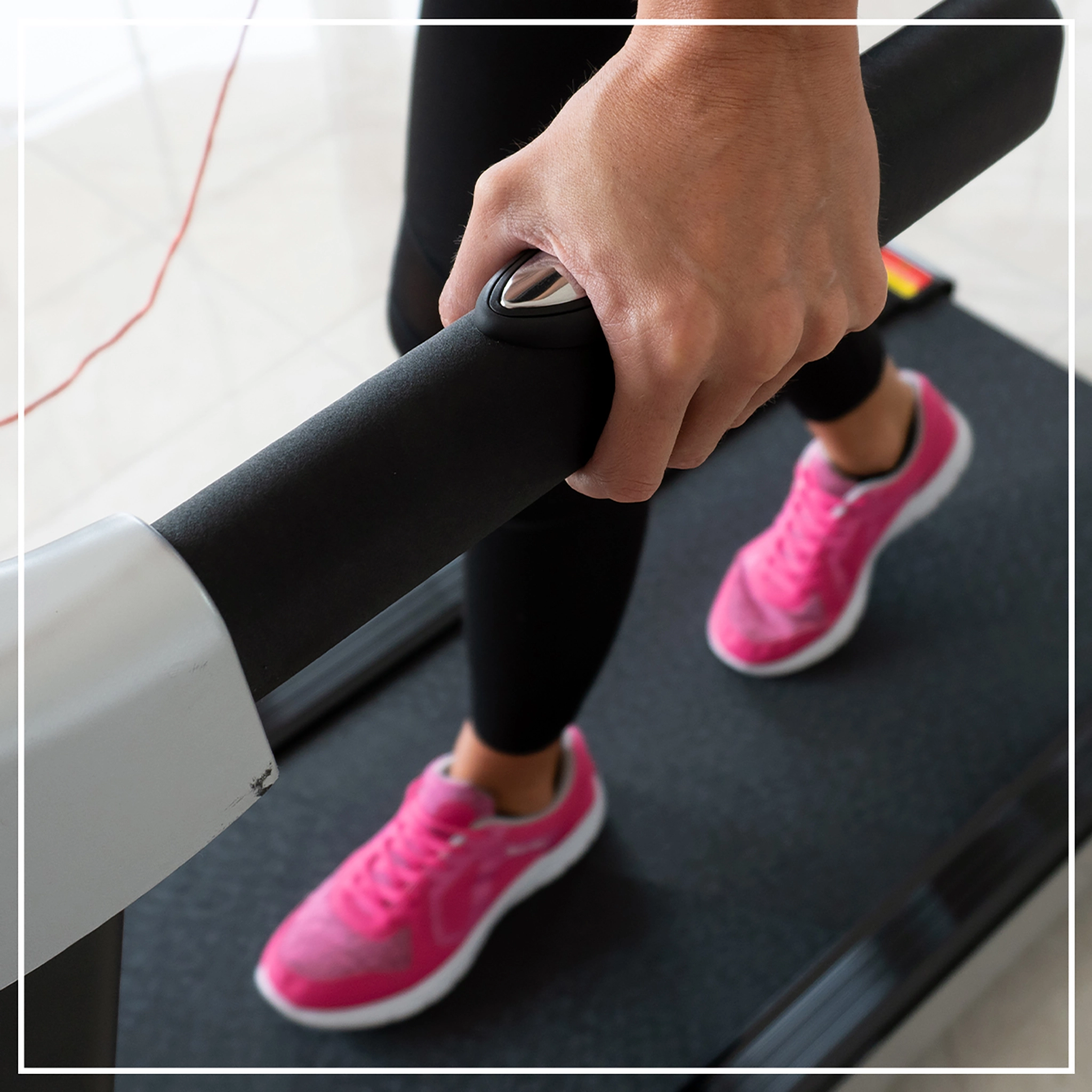 Hand greift um den Pulssensor am Handgriff des Miweba Sports Laufbands