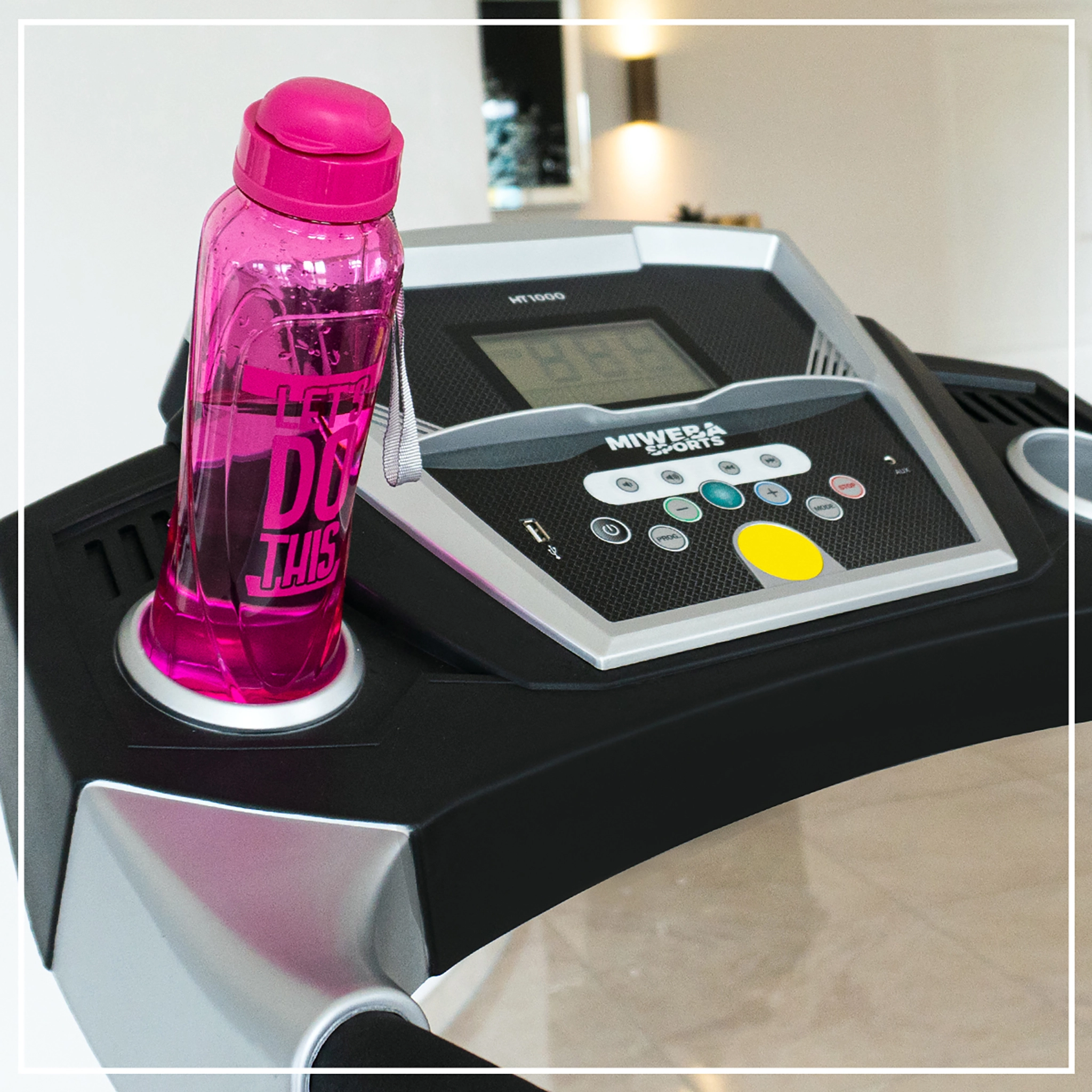 Pinke Flasche in der Getr&auml;nkehalterung des Miweba Sports Laufbands Home Track HT1000F