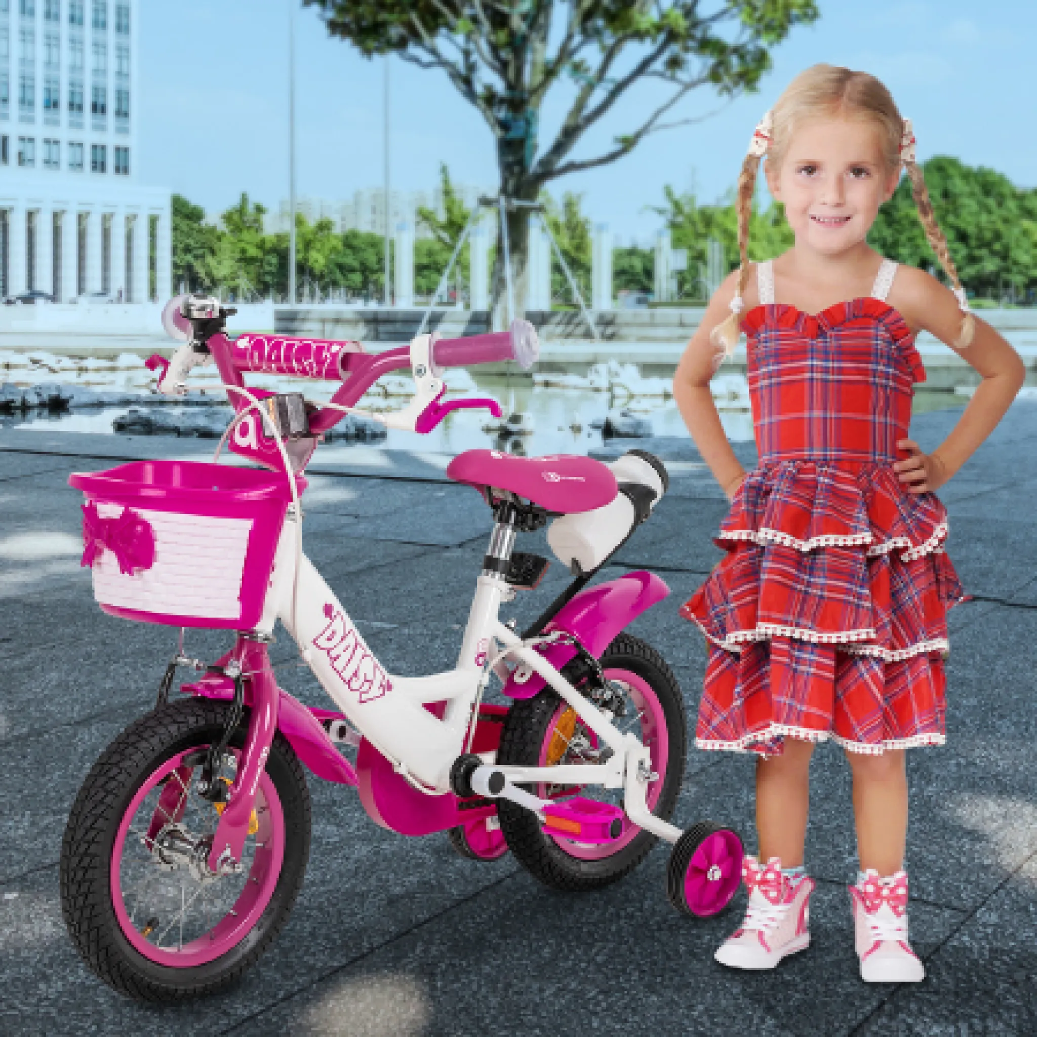 Kinderfahrrad Daisy 12 Zoll passend für Ihr Kind? Lachendes Mädchen neben dem Kinderfahrrad mit Stützrädern