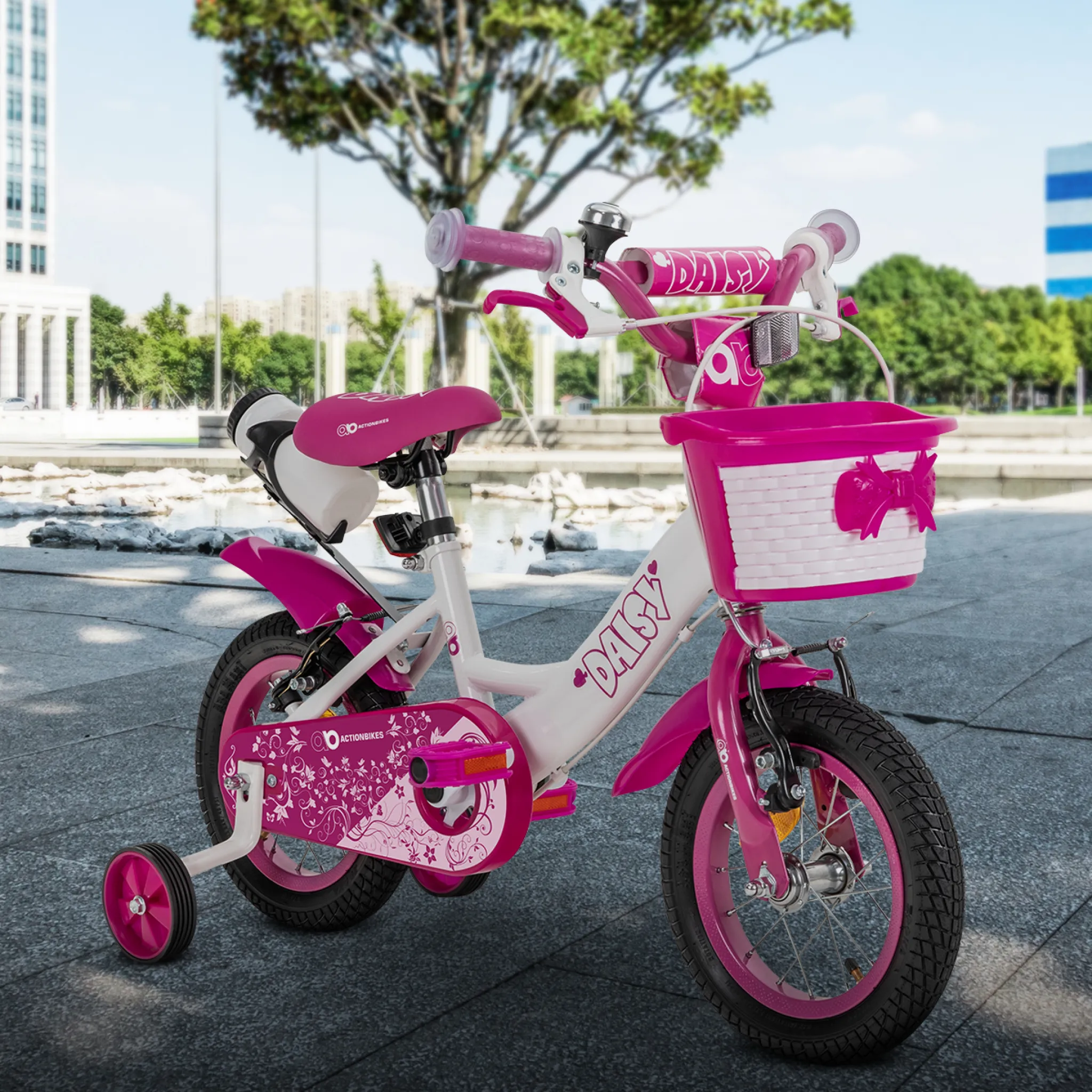 Auf dem Kinder-Fahrrad mit Stützrädern 12-Zoll-Kinderfahrrad Daisy mit Stützrädern