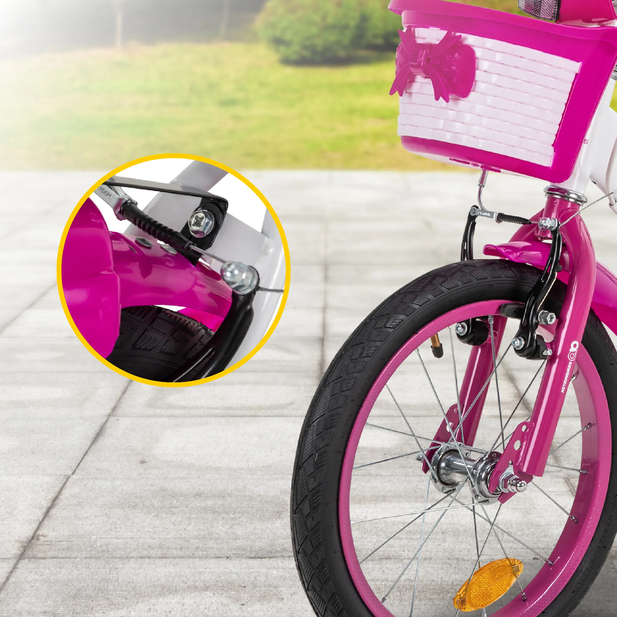 V-Brake-Bremsen, Kettenschutz, Haltegriff am Sattel und Klingel Die V-Brake-Bremsen vorne und hinten am Kinderfahrrad Daisy