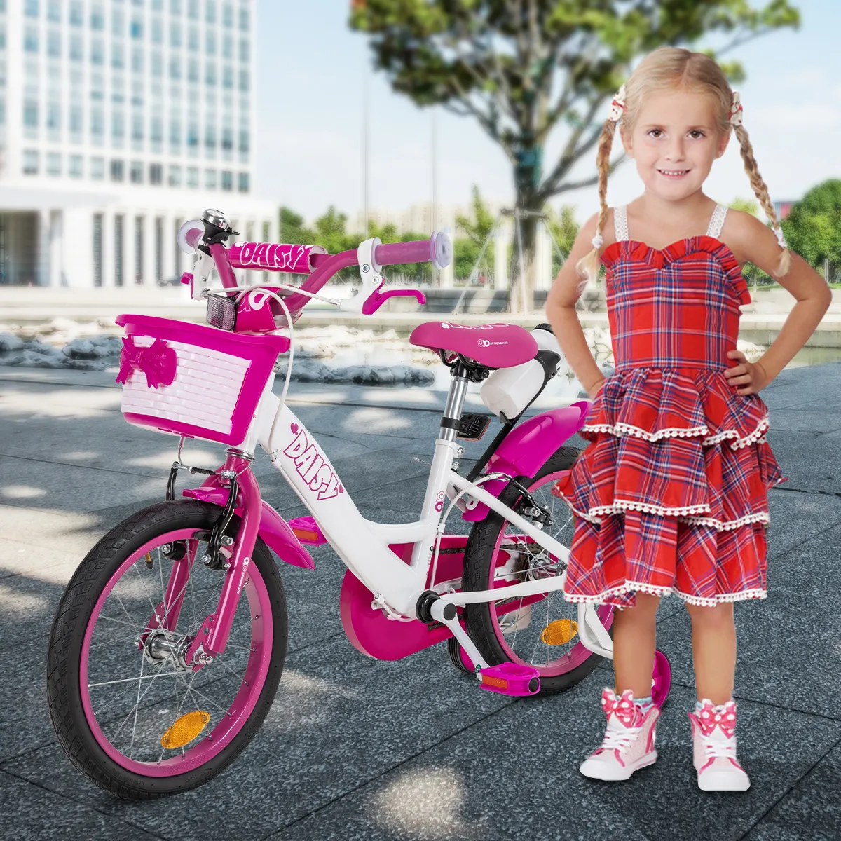 Kinderfahrrad Daisy 16 Zoll passend für Ihr Kind? Lachendes Mädchen neben dem Kinderfahrrad mit Stützrädern