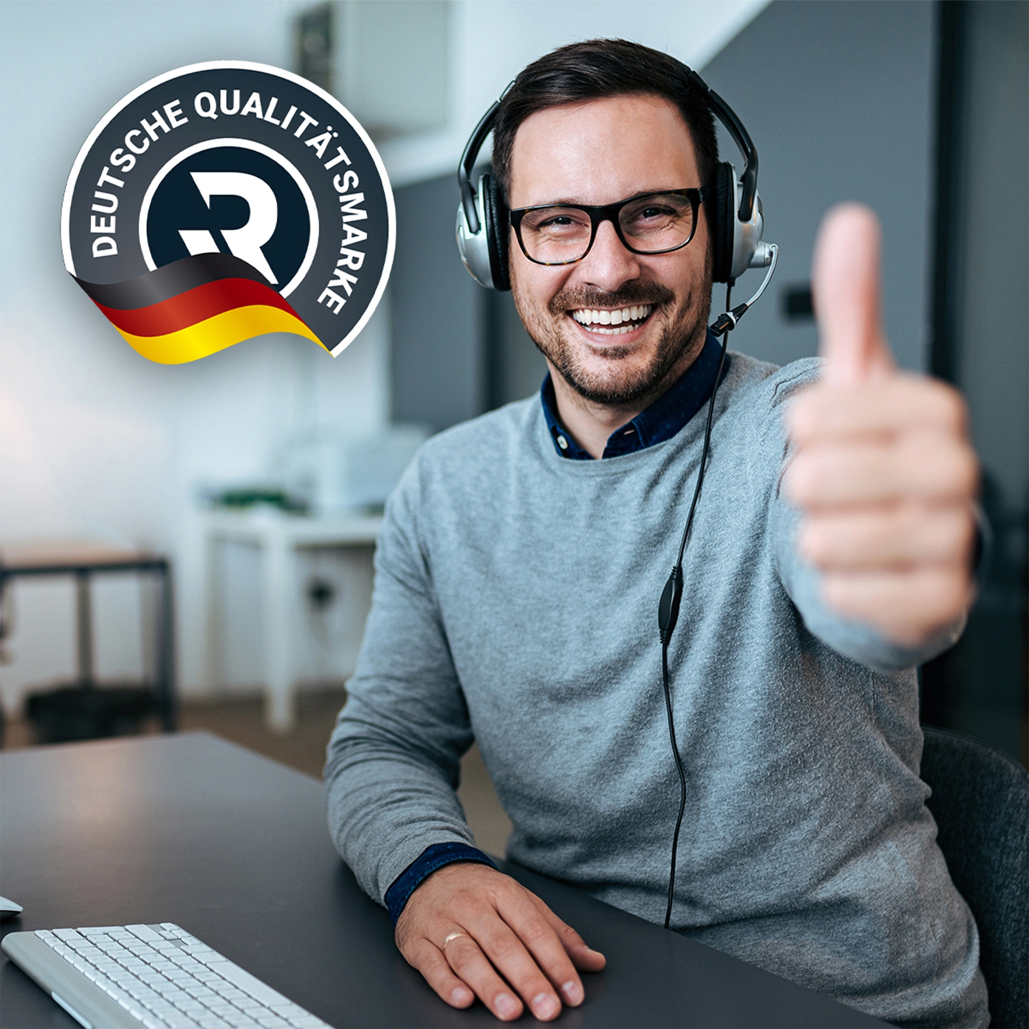Deutsche Markenqualität Mann mit Headset streckt glücklich lächelnd den Daumen nach oben