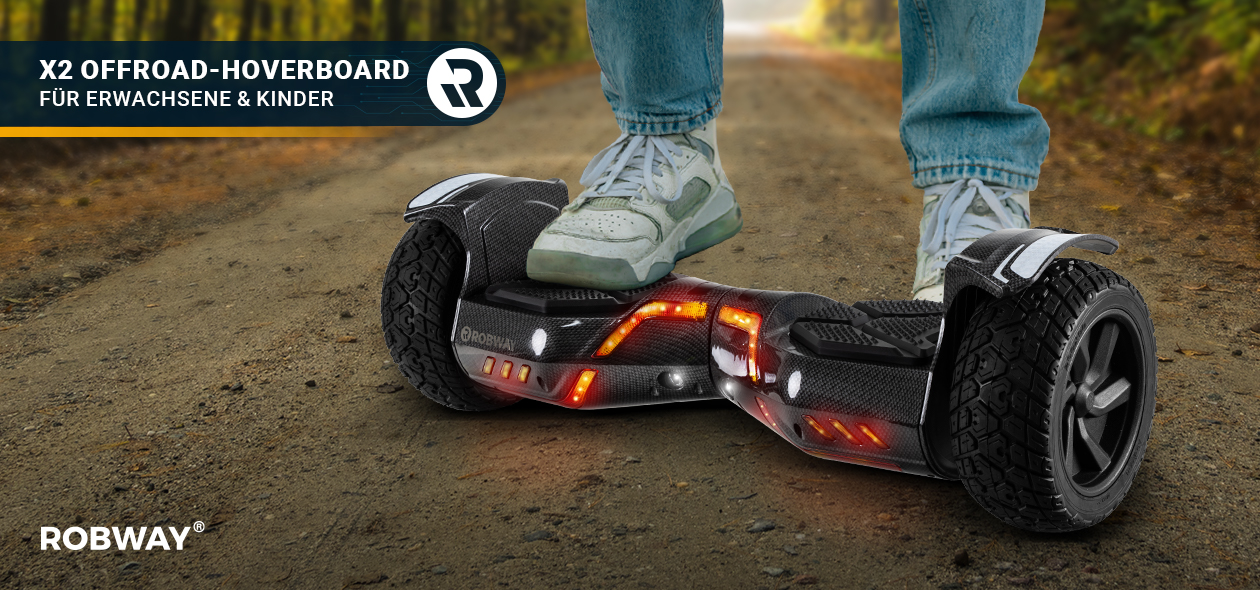 ROBWAY X2 Offroad-Hoverboard fürs Gelände Füße in Sneakern steigen auf leuchtendes Robway X2 Offroad-Hoverboard auf