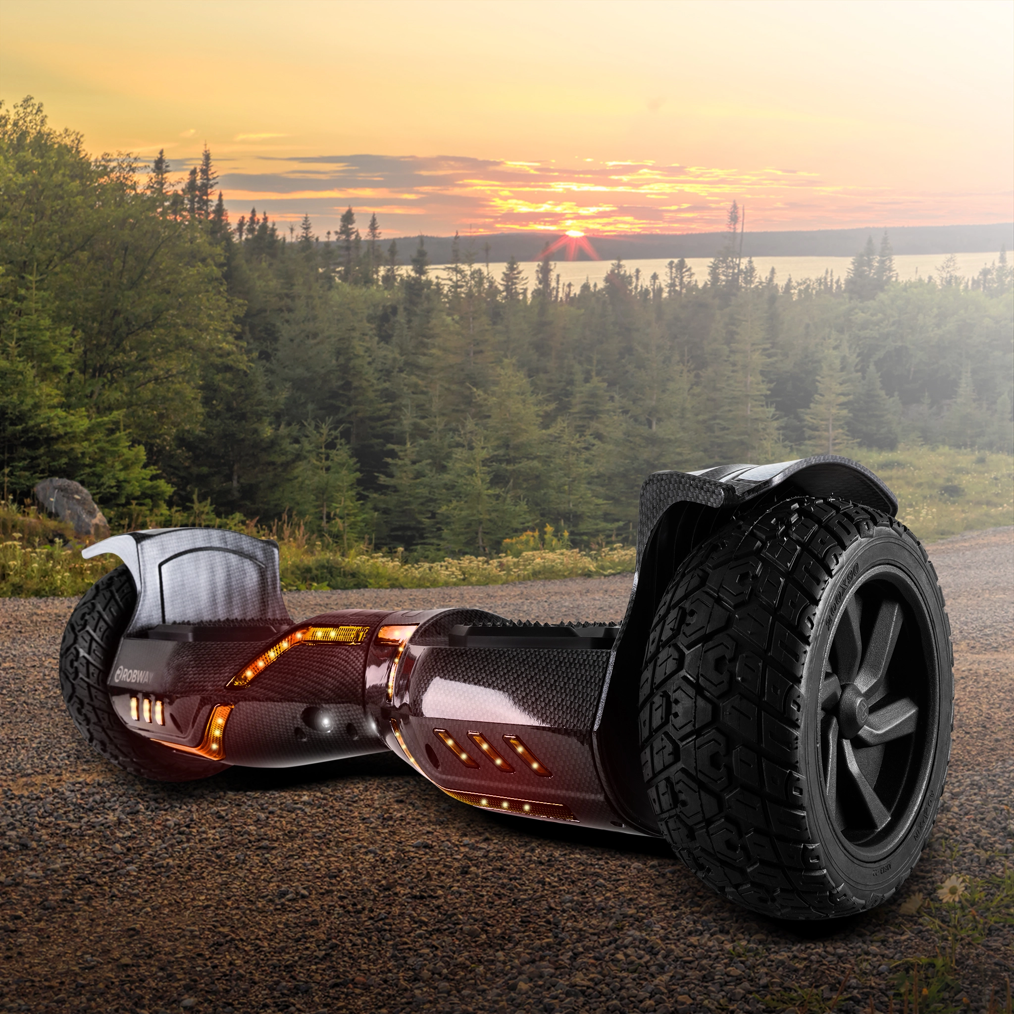 Hoverboard mit Profilreifen Leuchtendes Robway X2 Offroad-Hoverboard auf steinigem Waldweg