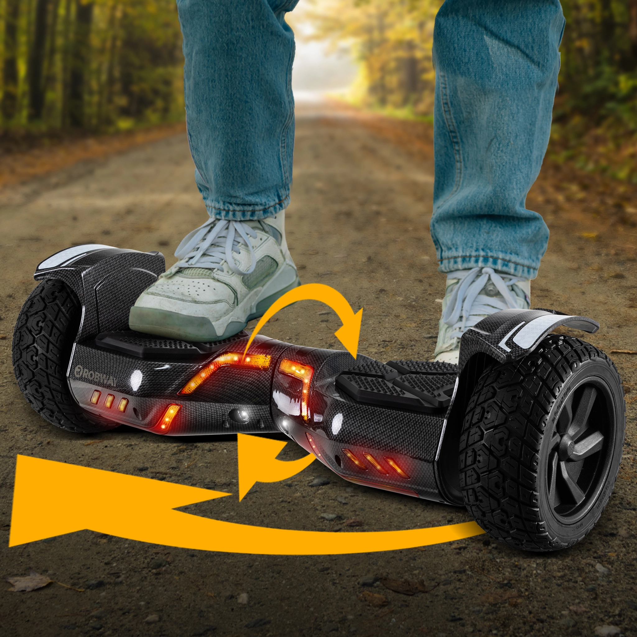 Leichter Einstieg dank Self-Balance-Funktion Füße in Sneakern steigen auf leuchtendes Robway X2 Offroad-Hoverboard auf