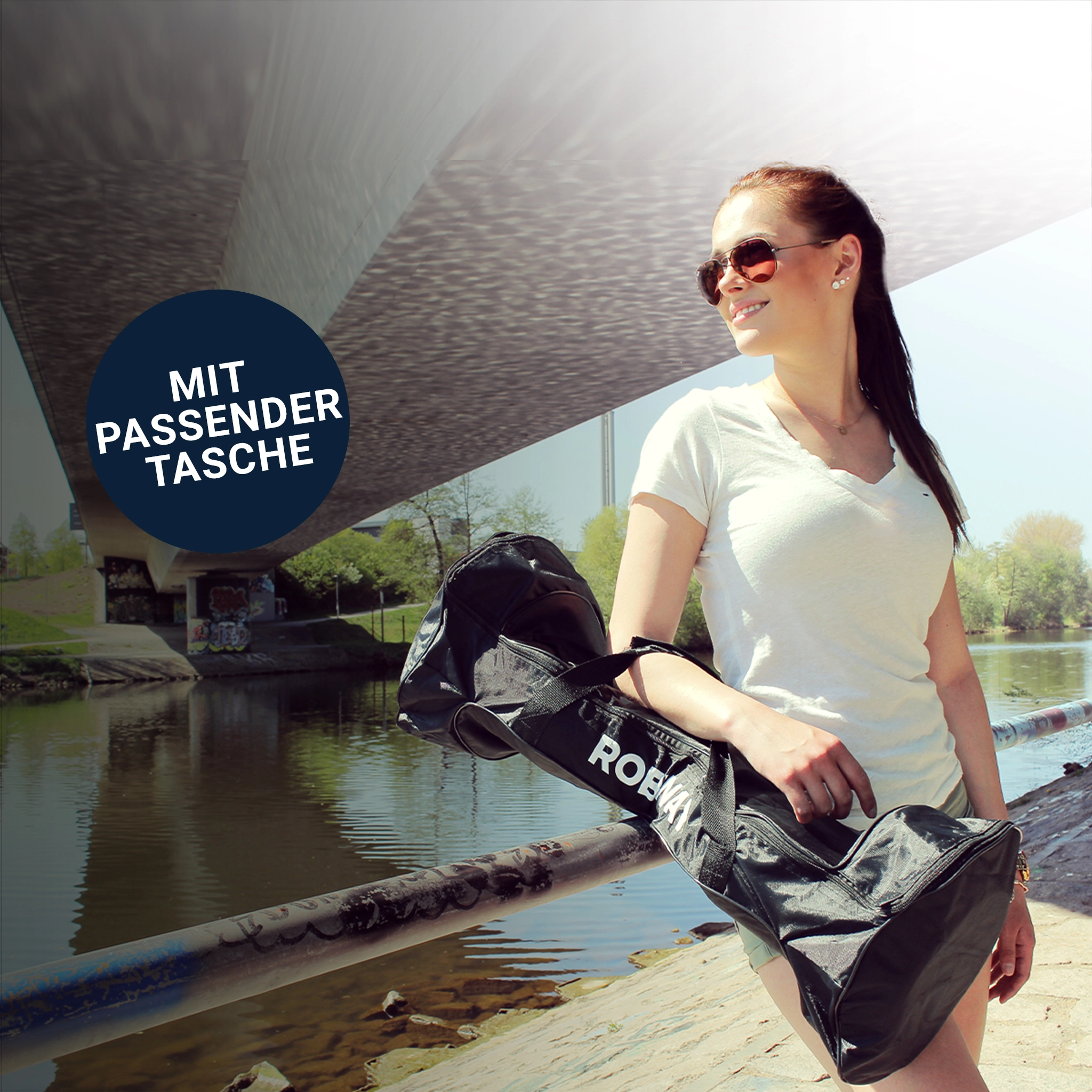 Inklusive praktische Tasche Frau trägt das Hoverboard verpackt in einer passenden Tasche im Arm