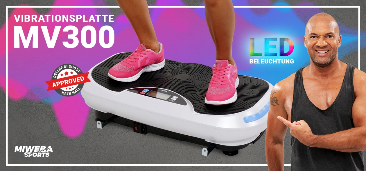 Beine einer Frau in pinken Sneakern auf einer Vibrationsplatte, Detlef D! Soost zeigt darauf