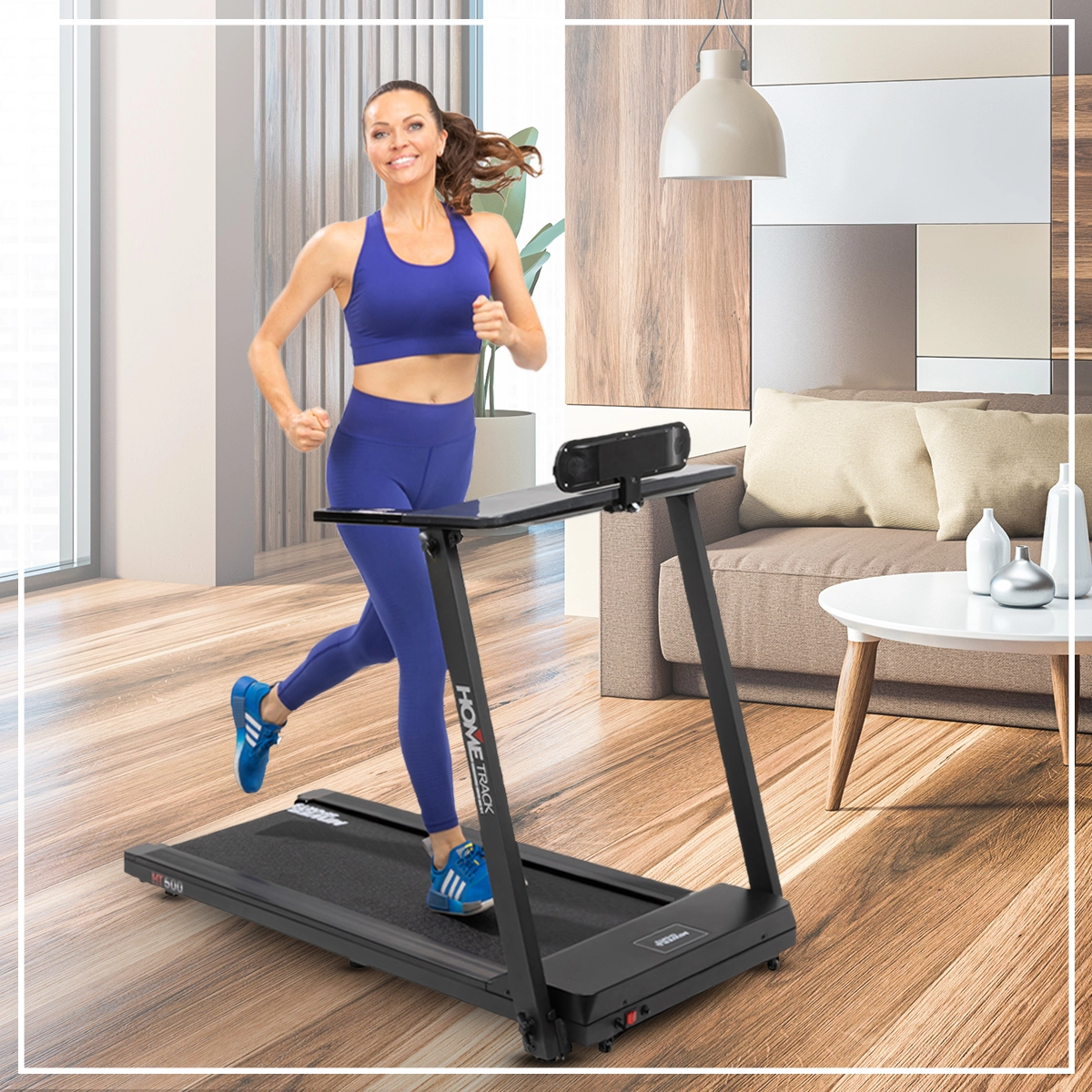 Kate Hall trainiert auf dem Miweba Sports Laufband Home Track HT500 im Wohnzimmer