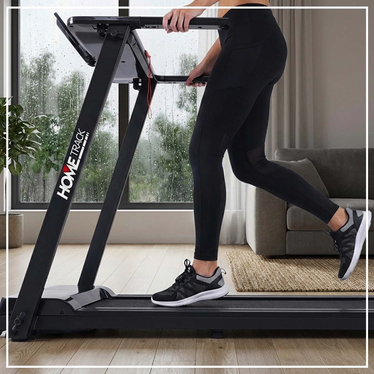 Frau trainiert in schwarzer Hose und pinken Sneakern auf dem Laufband