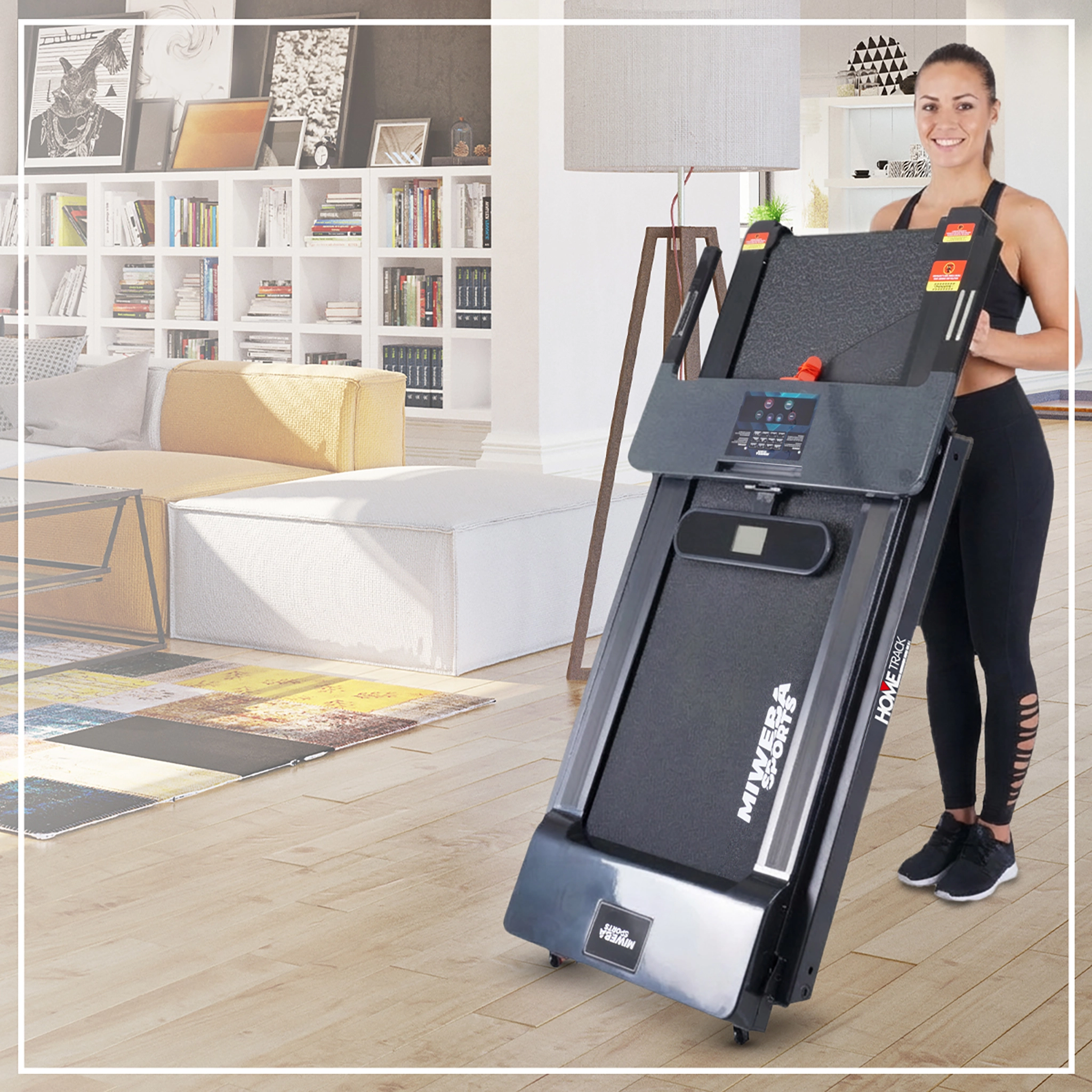 Frau h&auml;lt l&auml;chelnd das zusammengeklappt Laufband von hinten im Wohnzimmer