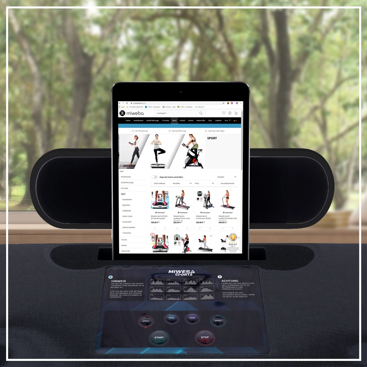 Ein Tablet liegt in der Halterung des Miweba Sports Laufbands Home Track HT500