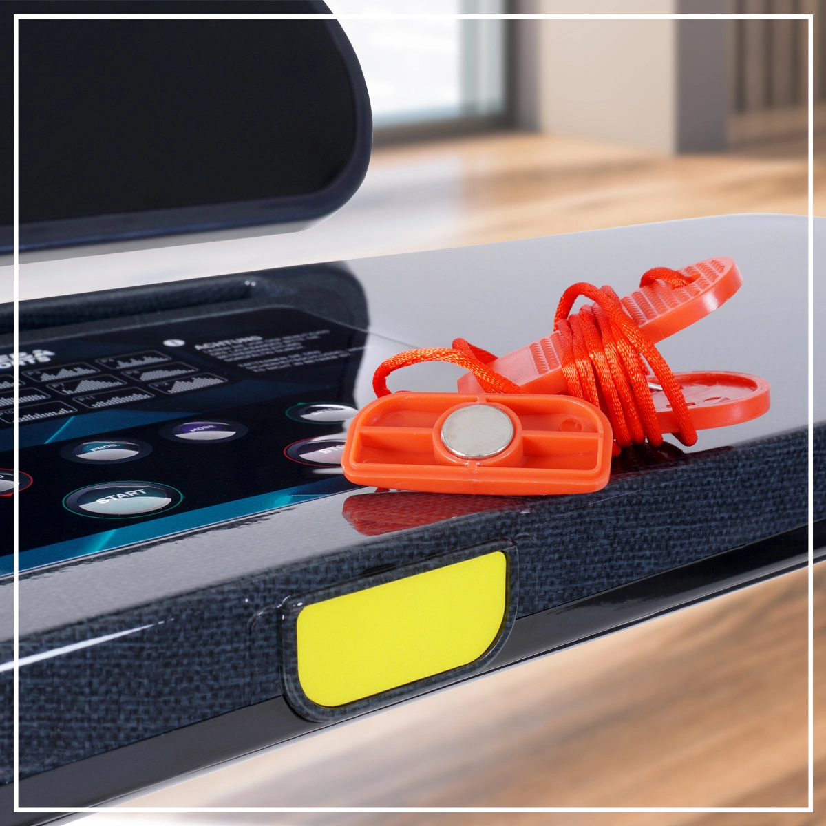 Saftey-Key-Klemme mit zusammengerolltem Band auf dem Display des Laufbands