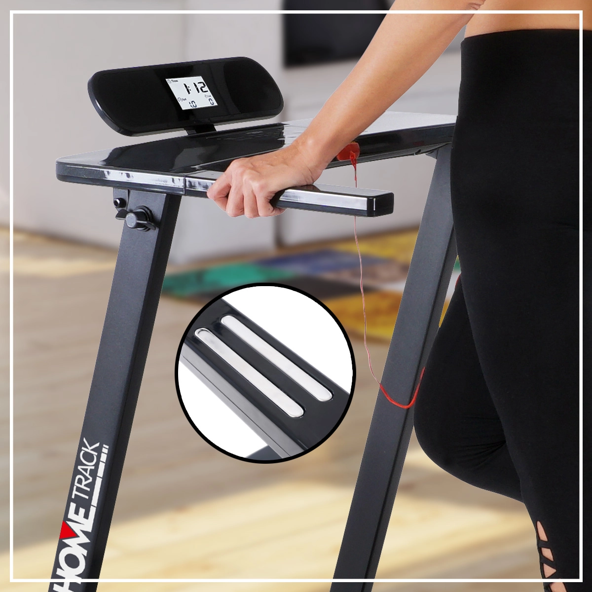 Hand einer Frau ruht auf dem Handgriff des Fitnessger&auml;ts mit integrierten Pulssensor