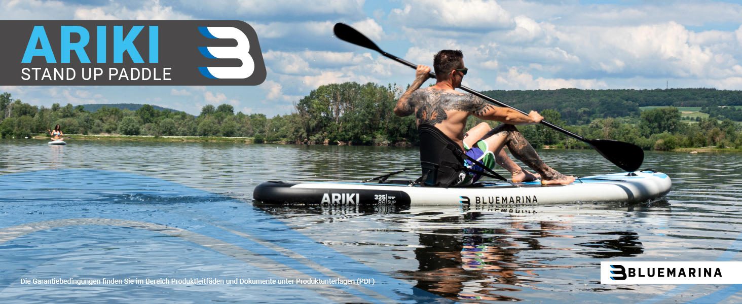 Bluemarina ARIKI 3 – Aufblasbares SUP-Board mit Kajakfunktion Das Bluemarina ARIKI 3 Stand Up Paddle Board wird mit montiertem Kajaksitz und Doppelpaddel auf einem ruhigen See gefahren. Das aufblasbare SUP eignet sich sowohl zum klassischen Stand-up-Paddling als auch zum komfortablen Paddeln im Sitzen. Die robuste Konstrukktion und das vielseitige Design machen es zum idealen Begleiter für entspannte Touren auf Seen und Flüssen.