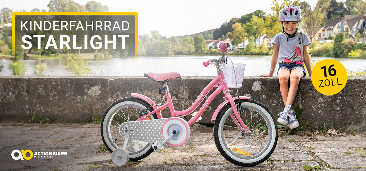 Actionbikes Kinderfahrrad Starlight 16 Zoll, Rosa, Stützräder, Fahrradkorb, Klingel, Kettenschutz Mädchen mit Fahrradhelm sitzt auf Mauer, an der das rosa Kinderfahrrad angelehnt ist