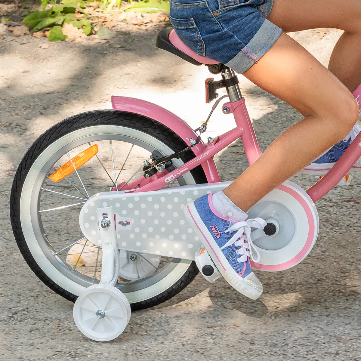 Kinderfahrrad mit Stützrädern als Einstieg Vergrößertes Hinterrad mit Stützrädern des 16-Zoll-Kinderfahrrads Starlight