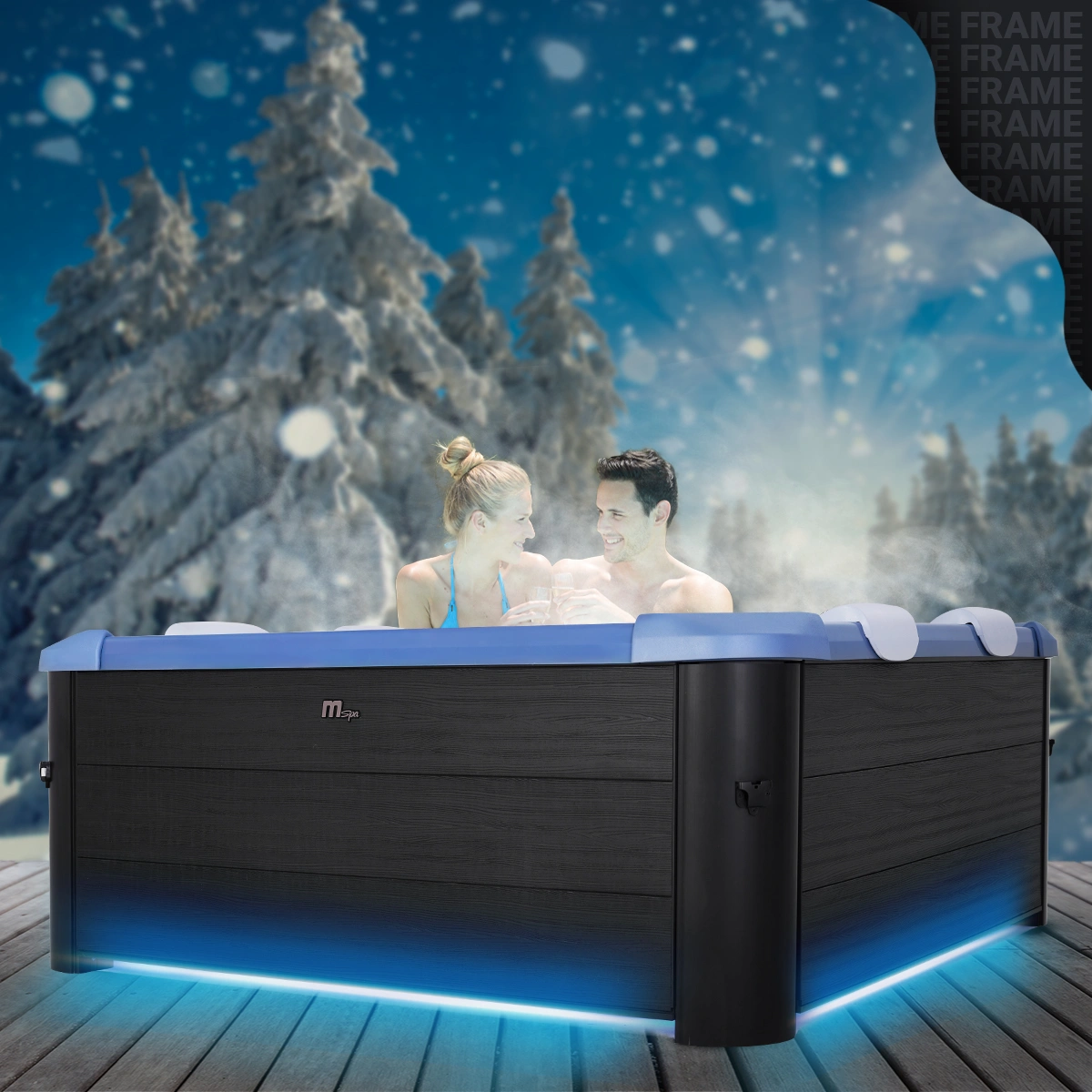 Winterfester Whirlpool mit Anti-Frost-System Paar genießt heißes Bad im beleuchteten Outdoor-Whirlpool, während es draußen schneit