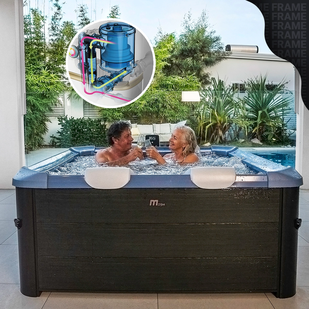 Dank PTC-Schnellheizsystem ist die Wohlfühltemperatur ruckzuck erreicht Älteres Paar stößt im Whirlpool Oslo mit Sektgläsern an