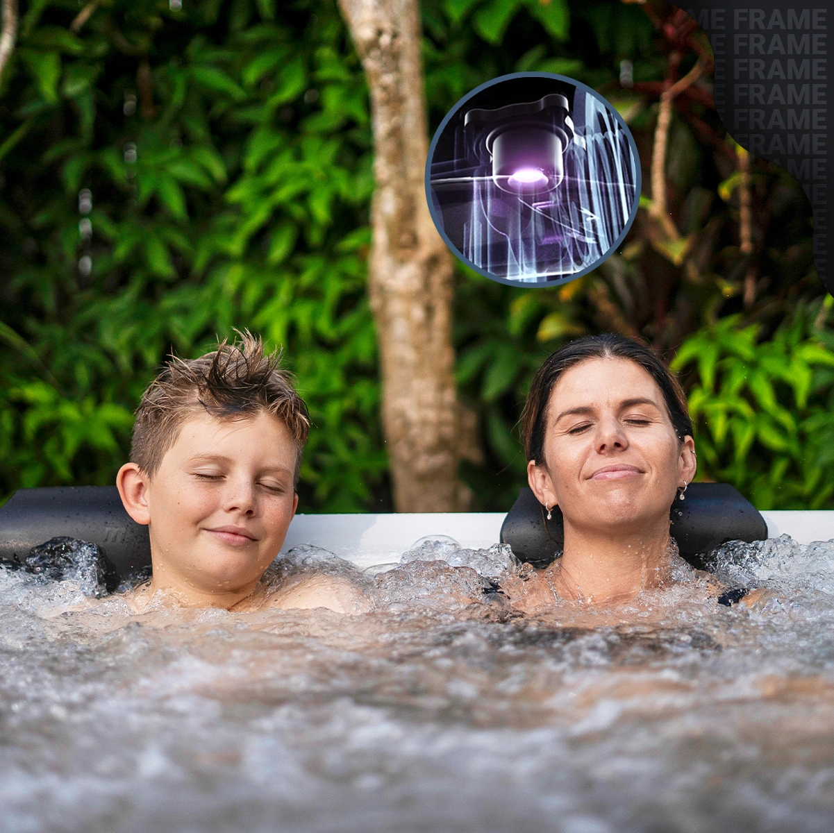 Integrierter Ozongenerator und UV-C-Wasserreinigung Mutter und Sohn sitzen entspannt im blubbernden Miweba MSpa Whirlpool Oslo