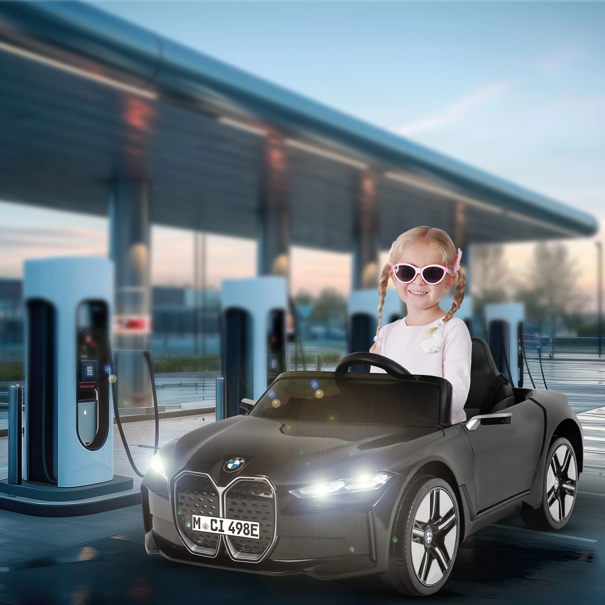 Junge sitzt im Kinderauto vor Lades&auml;ulen