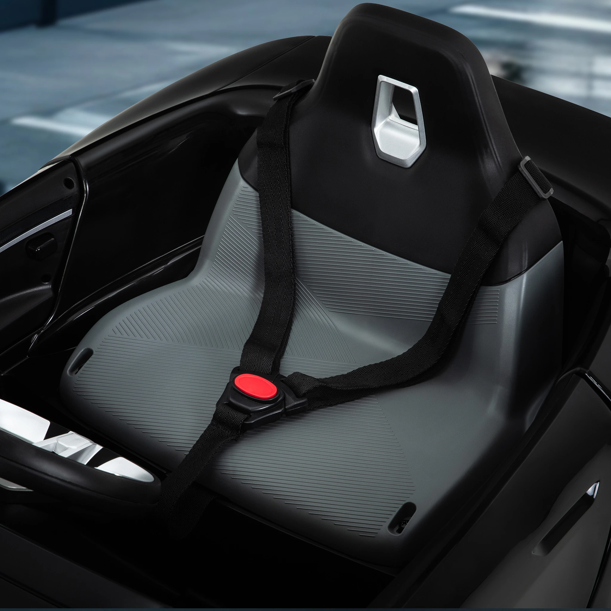 Sitz mit Sicherheitsgurt des Kinder-Elektroautos