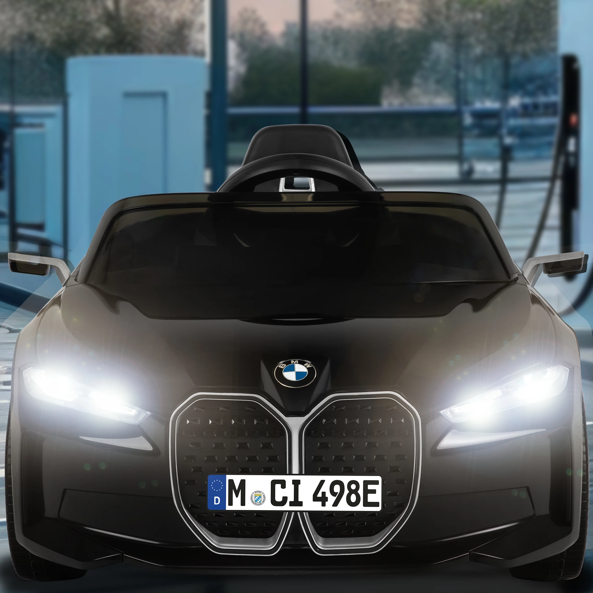 BMW i4 von vorne mit LED-Scheinwerfern und BMW-Logo