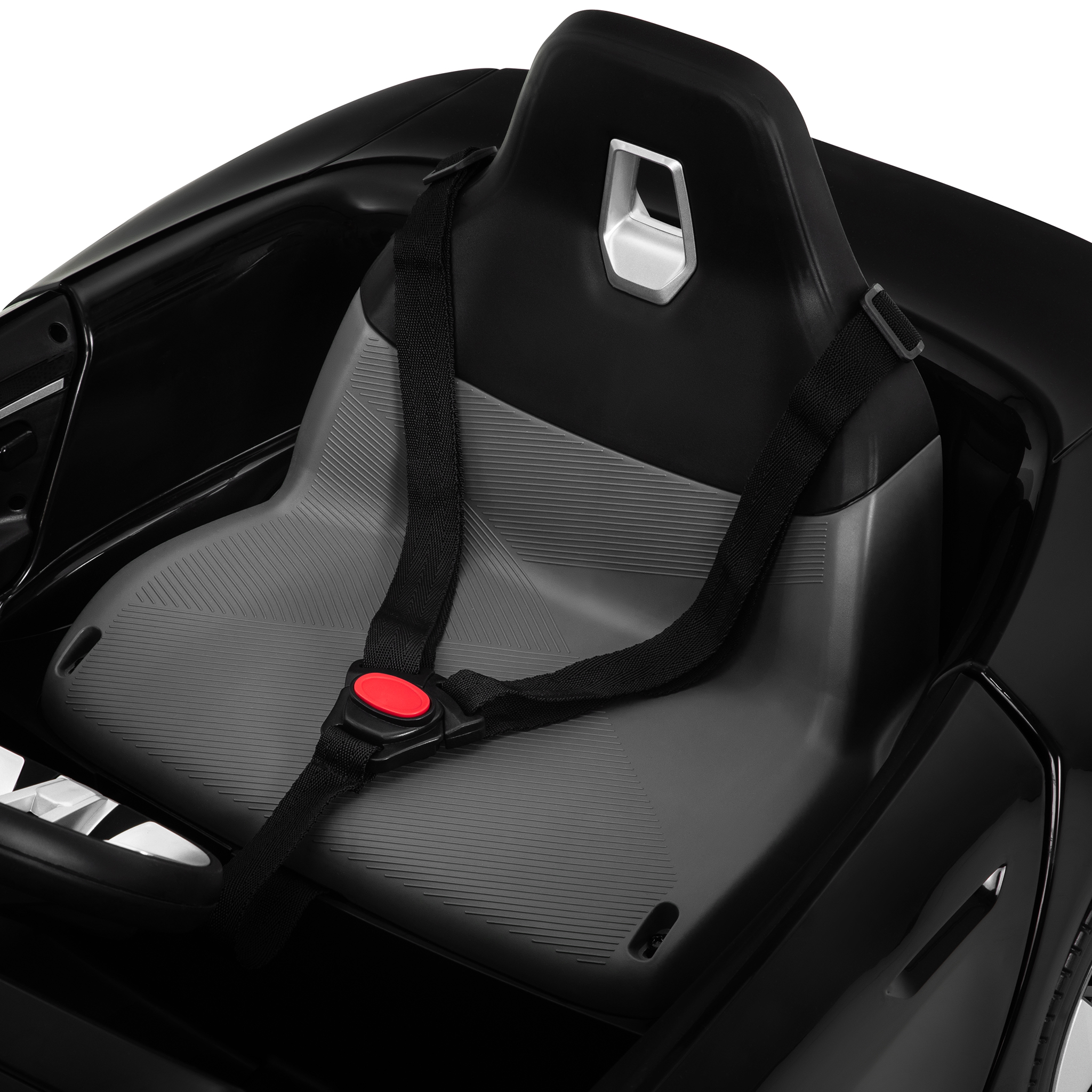 Sitz des Kinderelektroautos mit Sicherheitsgurt