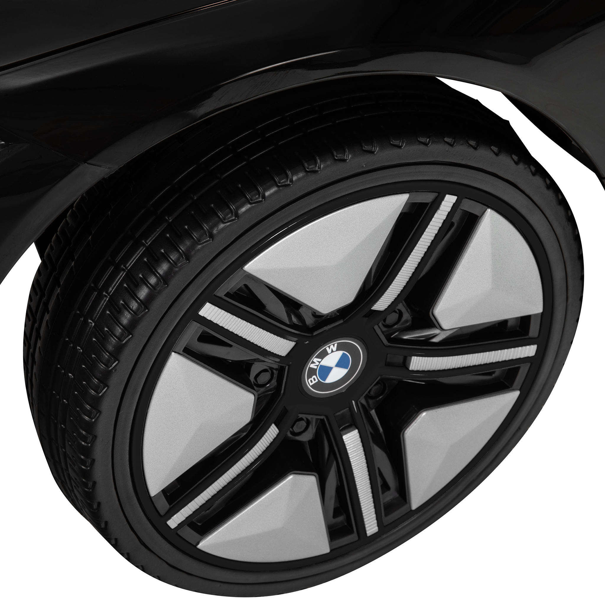 Vergr&ouml;&szlig;erter Reifen des Kinder-Elektroautos BMW i4