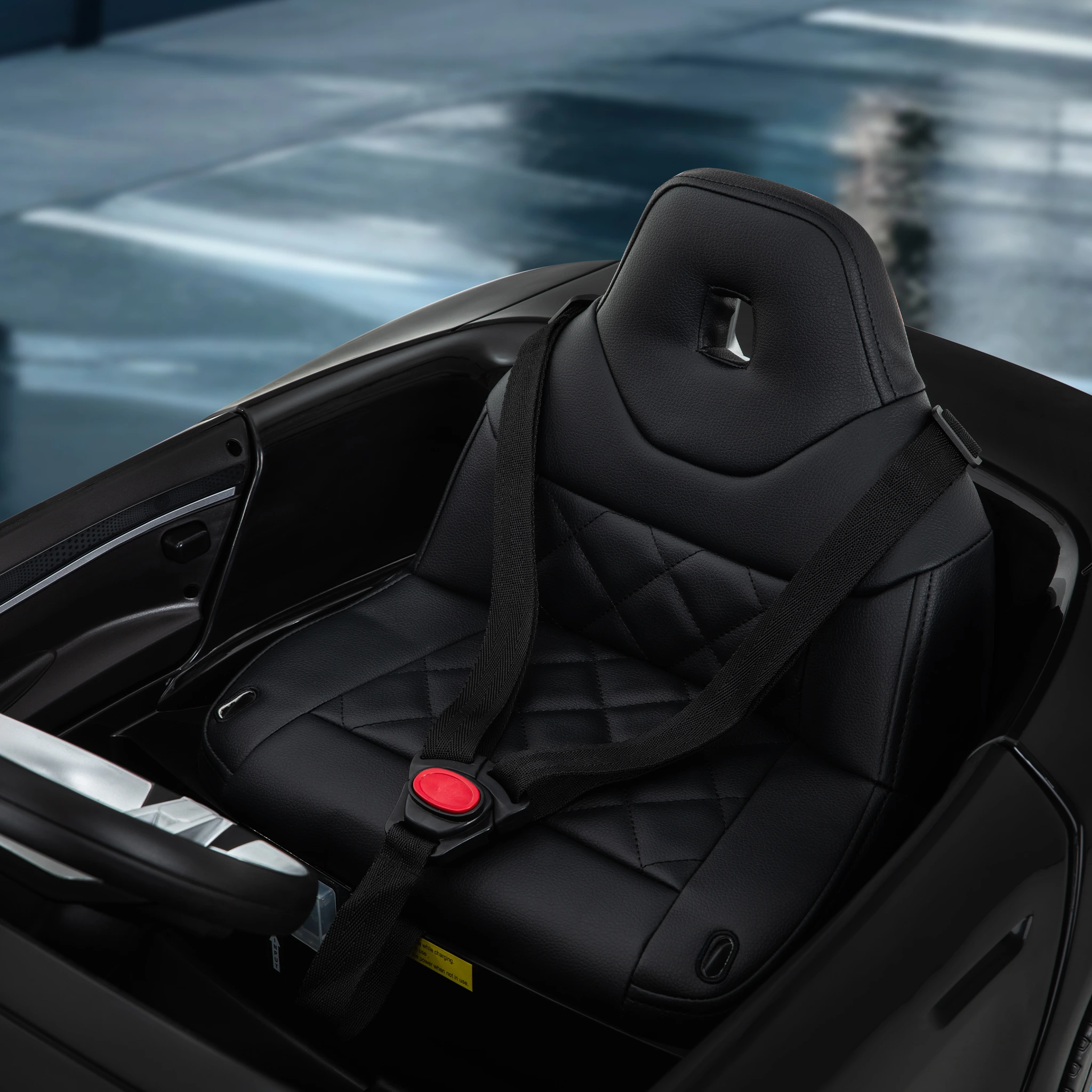 Sicherheit dank Soft-Start-Funktion und Bremsautomatik Sitz und Sicherheitsgurt des Kinder-Elektroautos