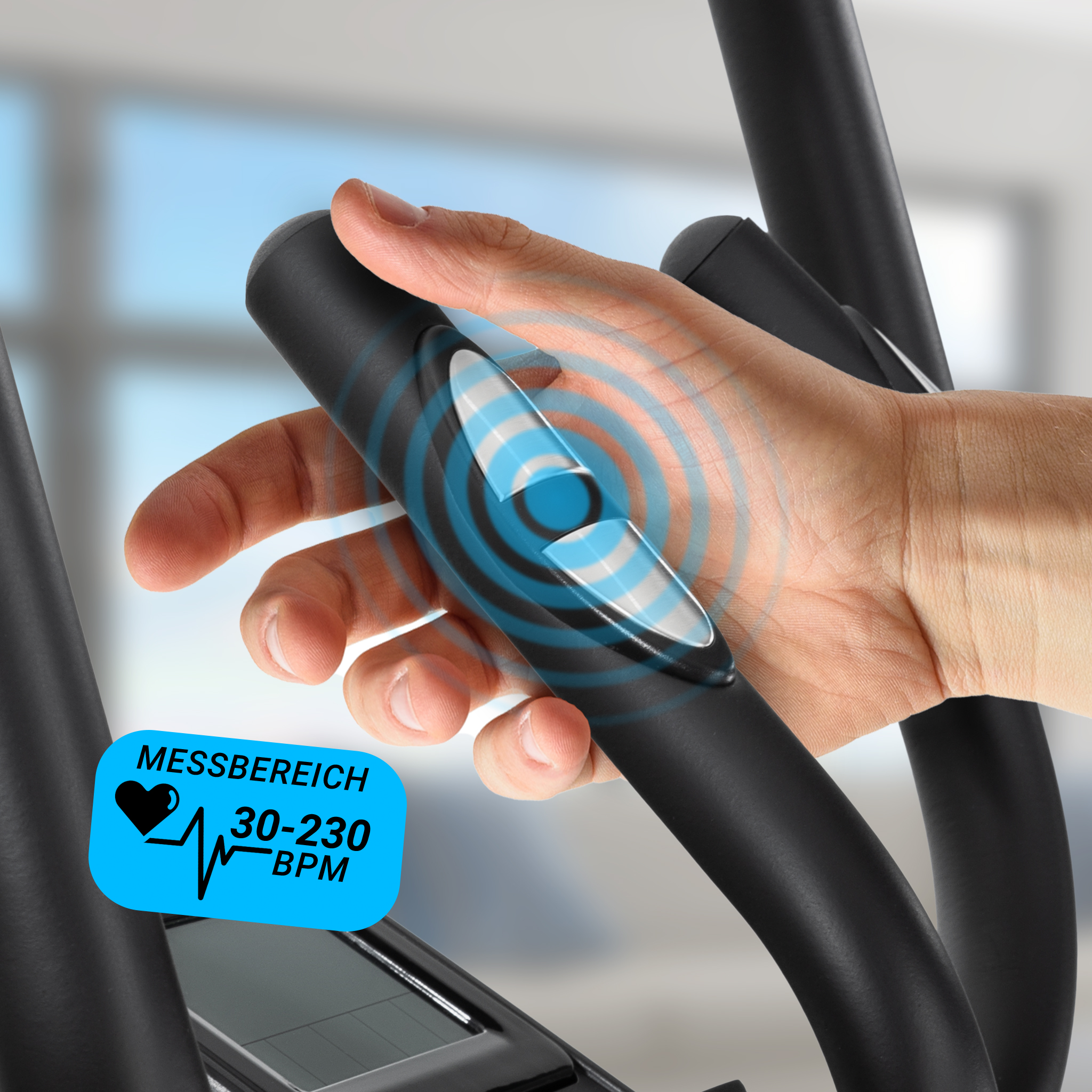 Herzfrequenzmessung am Crosstrainer Hand greift an den Pulssensor des Multipositionslenkers