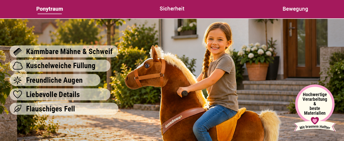 M&auml;dchen sitzt auf dem braunen Miweba Pony Amadeus Medium im Garten. Das Spielpferd begeistert mit k&auml;mmbarer M&auml;hne, weichem Fell und liebevollen Details.