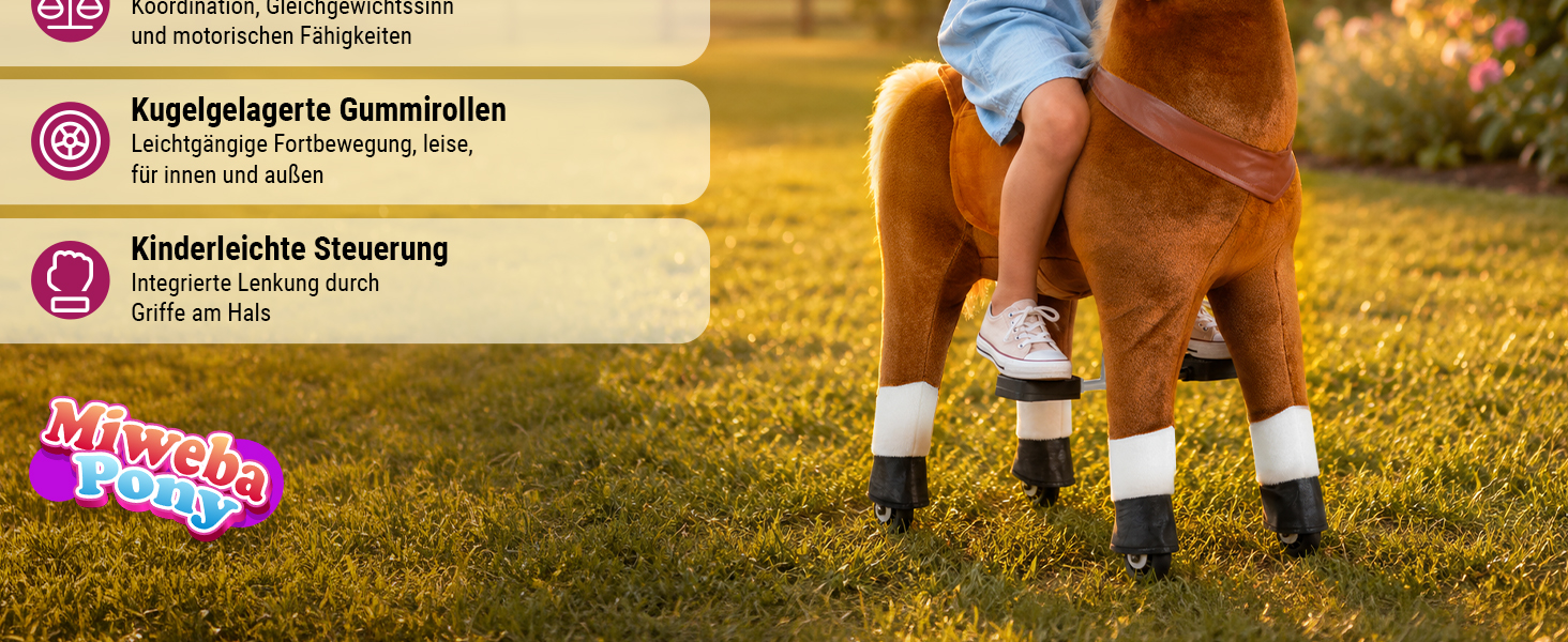 Miweba Pony Amadeus Medium mit Kind auf einer Wiese. Gezeigt werden Gummirollen, kindgerechte Steuerung und spielerische F&ouml;rderung.