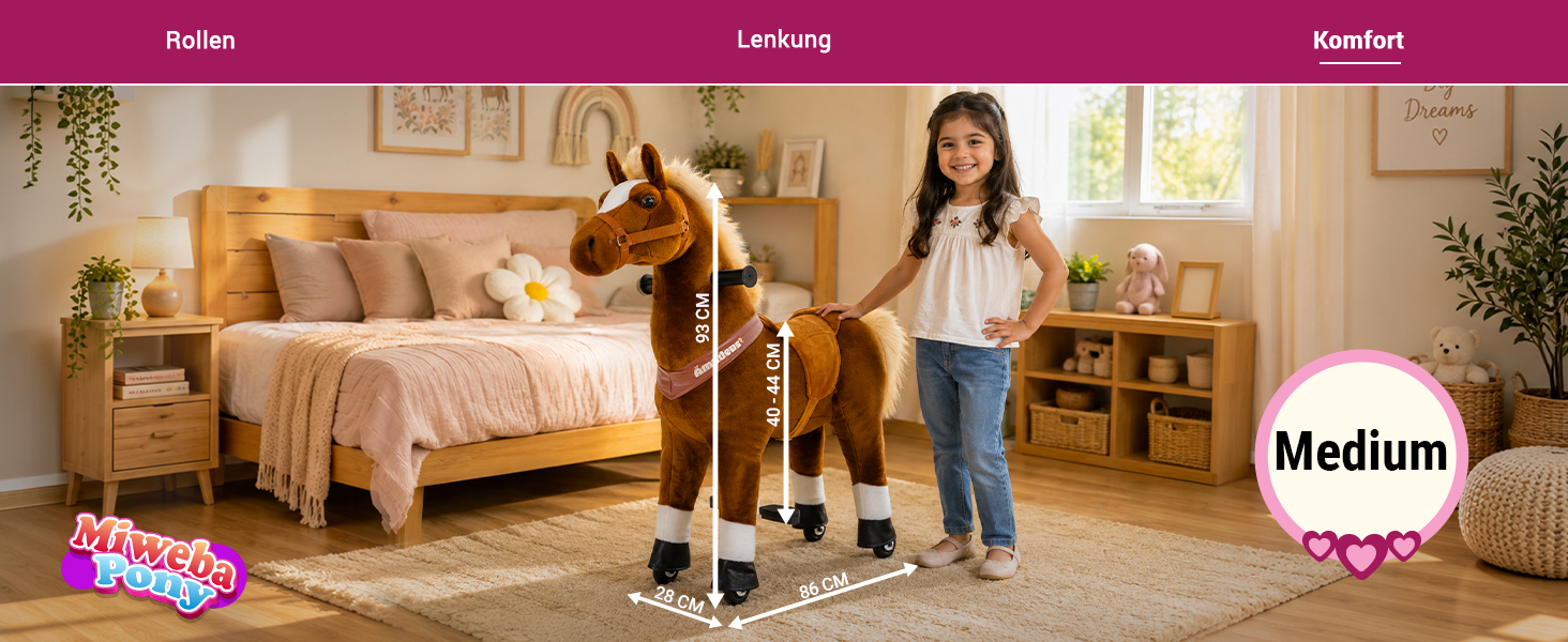 Miweba Pony Amadeus Medium im Kinderzimmer mit Kind und Ma&szlig;angaben zu H&ouml;he, Sitzh&ouml;he, Breite und L&auml;nge.