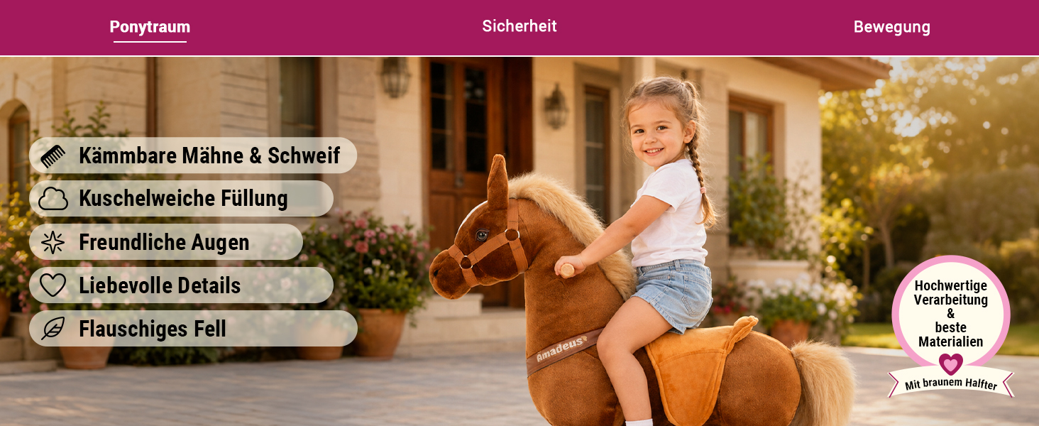 M&auml;dchen sitzt auf dem braunen MyAnimal Pony Amadeus im Garten. Das Spielpferd &uuml;berzeugt mit weichem Fell, k&auml;mmbarer M&auml;hne und liebevollen Details.