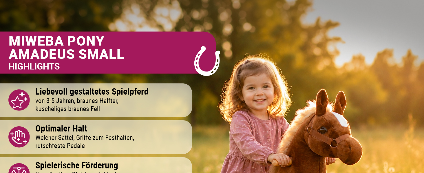 M&auml;dchen mit dem braunen Miweba Pony Amadeus Small im Freien. Das Spielpferd bietet weichen Sattel, Haltegriffe, rutschfeste Pedale und kuscheliges Fell.