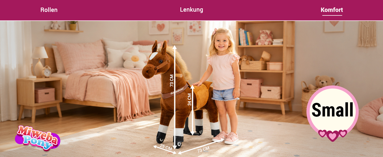 Miweba Pony Amadeus Small neben einem M&auml;dchen im Kinderzimmer. Die Ma&szlig;angaben zeigen 73 cm L&auml;nge, 25 cm Breite, 73 cm H&ouml;he und 34 cm Sitzh&ouml;he.
