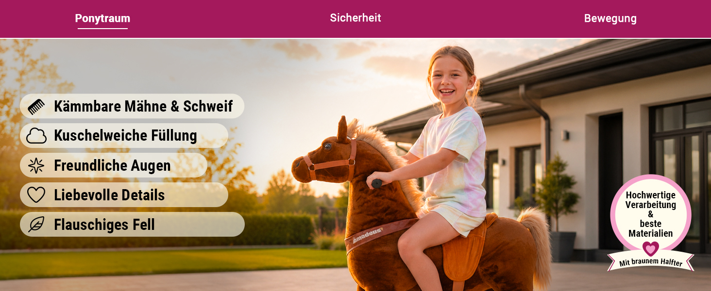 Ponytraum Ein lächelndes Kind sitzt auf einem braunen Plüsch-Reitpony im Garten. Das Spielpony begeistert mit kuschelweicher Füllung, flauschigem Fell, einer kämmbaren Mähne und Schweif sowie liebevoll gestalteten Details. Die hochwertige Verarbeitung und das braune Halfter runden das realistische Design ab.