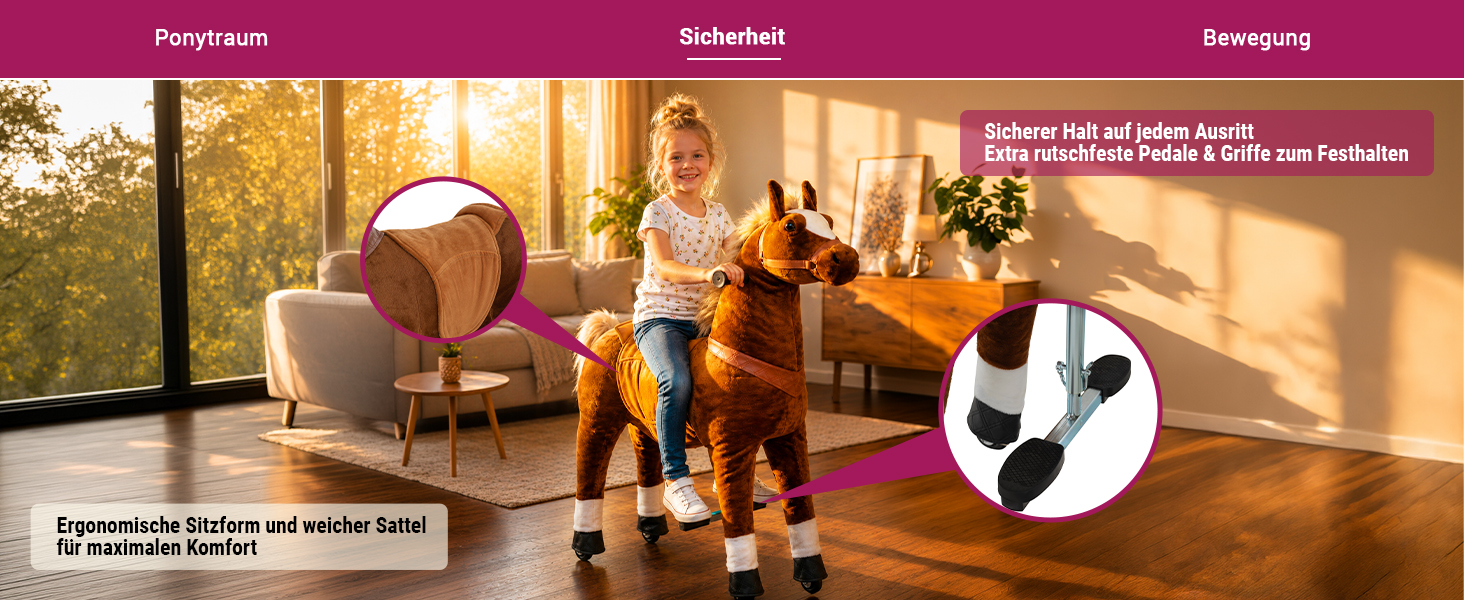 Sicherheit Ein Kind reitet auf einem braunen Plüsch-Reitpony im Wohnzimmer. Der ergonomisch geformte, weiche Sattel sorgt für hohen Sitzkomfort, während rutschfeste Pedale und stabile Haltegriffe sicheren Halt bei jeder Bewegung bieten. So wird spielerischer Reitspaß mit Komfort und Sicherheit kombiniert.
