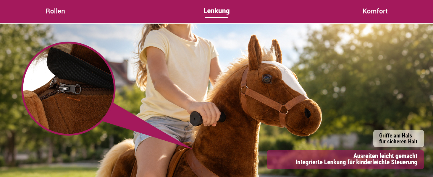 Integrierte Lenkung für kinderleichte Steuerung Ein Kind reitet auf dem Miweba Pony Amadeus Large und hält die seitlichen Griffe am Hals fest. Die integrierte Lenkung ermöglicht eine einfache und intuitive Steuerung, während die ergonomisch platzierten Haltegriffe für sicheren Halt und ein realistisches Reitgefühl sorgen.